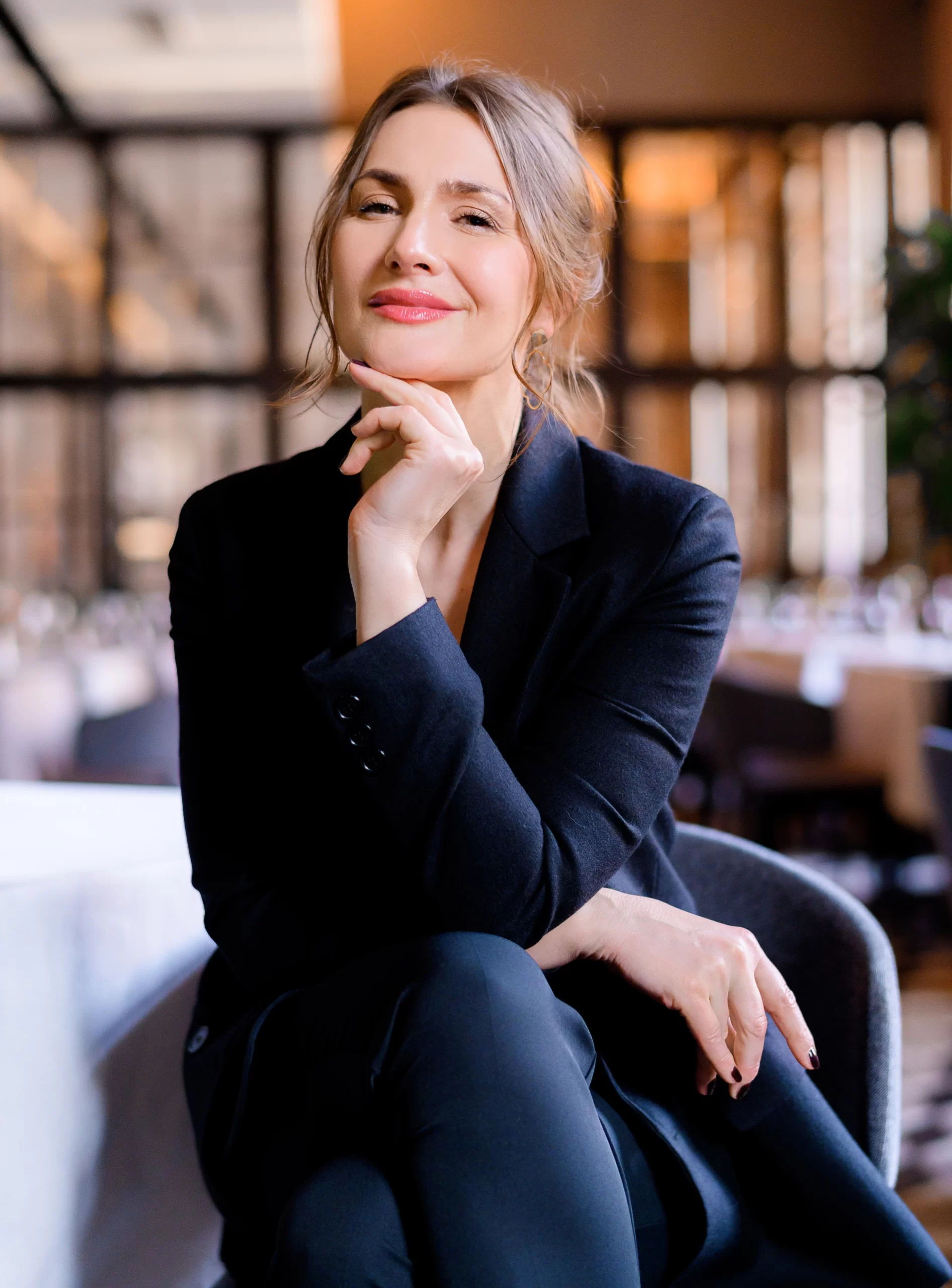 retrato-de-empresaria-de-sucesso-sorridente-olhando-para-camera-sentada-no-restaurante-mulher-de-neg